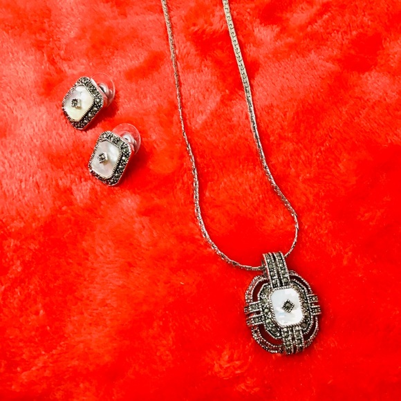 Mother of Pearl and Crystal Necklace and Earrings NEW - Picture 2 of 6